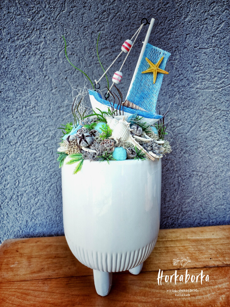 Vitorlás háromlábú asztaldísz